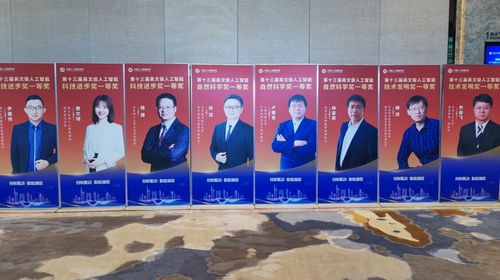 國(guó)產(chǎn)大形機(jī)器人邁向?qū)嵱没?進(jìn)工廠貼車(chē)標(biāo)，入家庭疊衣服，全國(guó)首開(kāi)專(zhuān)項(xiàng)賽推動(dòng)家政服務(wù)革新